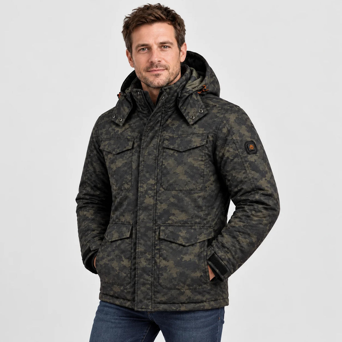 Beheizbare Herrenjacke in Camouflage PyreFit Alpino, getragen, Frontansicht