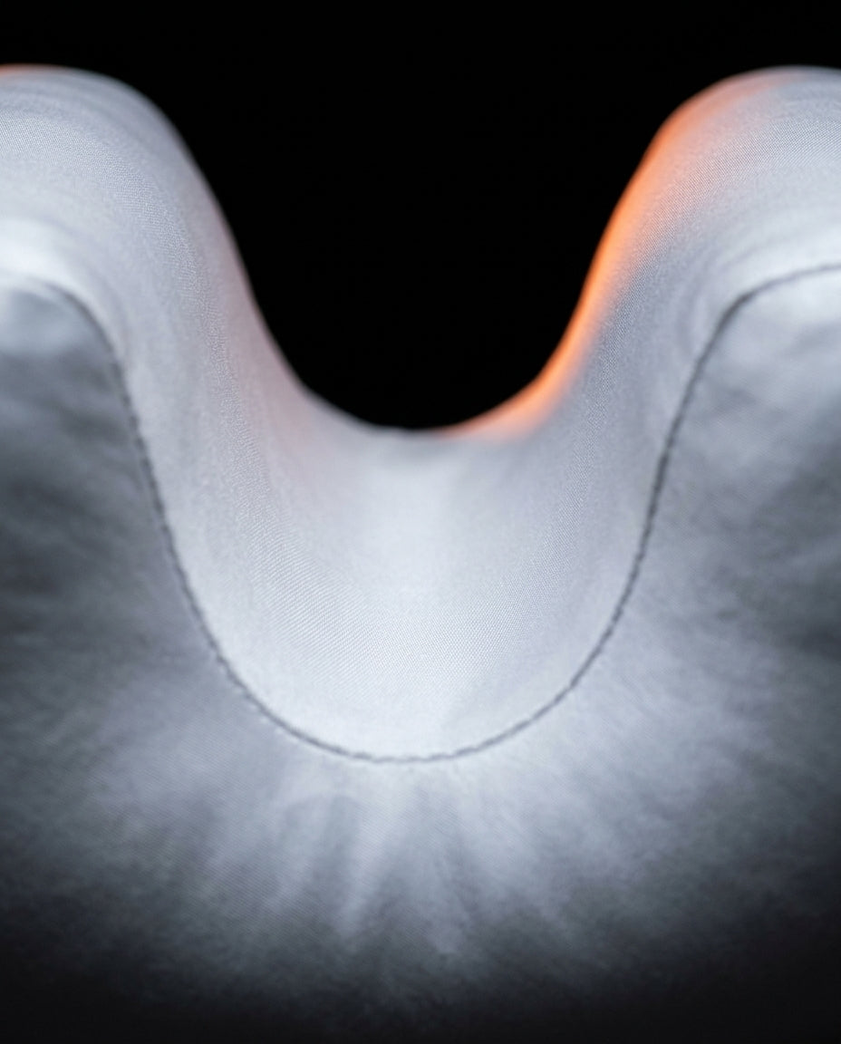 Macro of the curved central cradle contour on the support pillow