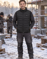 Beheizbare Unisex-Weste PyreFit Aurina im Winteralltag: Auf der Baustelle