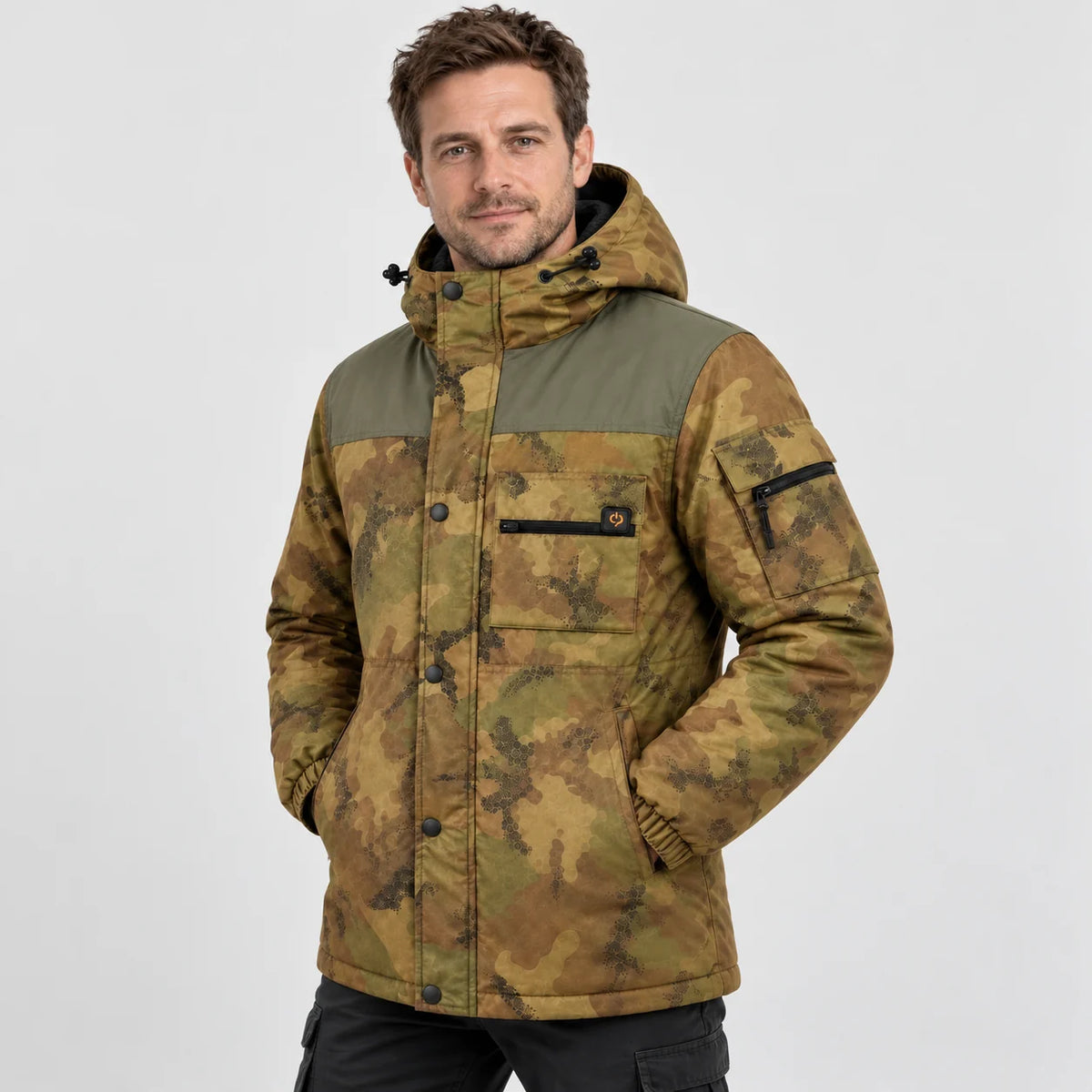 Beheizbare Herrenmantel in Camouflage PyreFit Mistro, getragen, Frontansicht