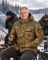 Beheizbare Herrenmantel in Camouflage PyreFit Mistro im Winteralltag: Beim Angeln