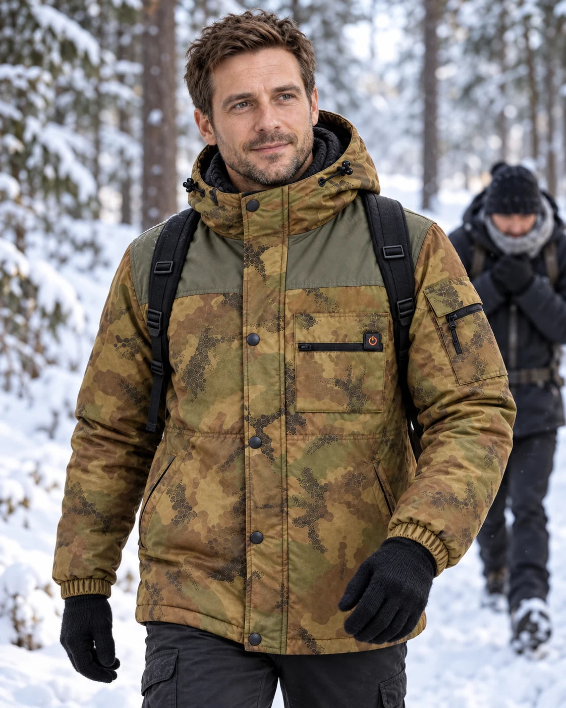 Beheizbare Herrenmantel in Camouflage PyreFit Mistro im Winteralltag: Im Wald