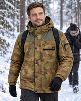 Beheizbare Herrenmantel in Camouflage PyreFit Mistro im Winteralltag: Im Wald