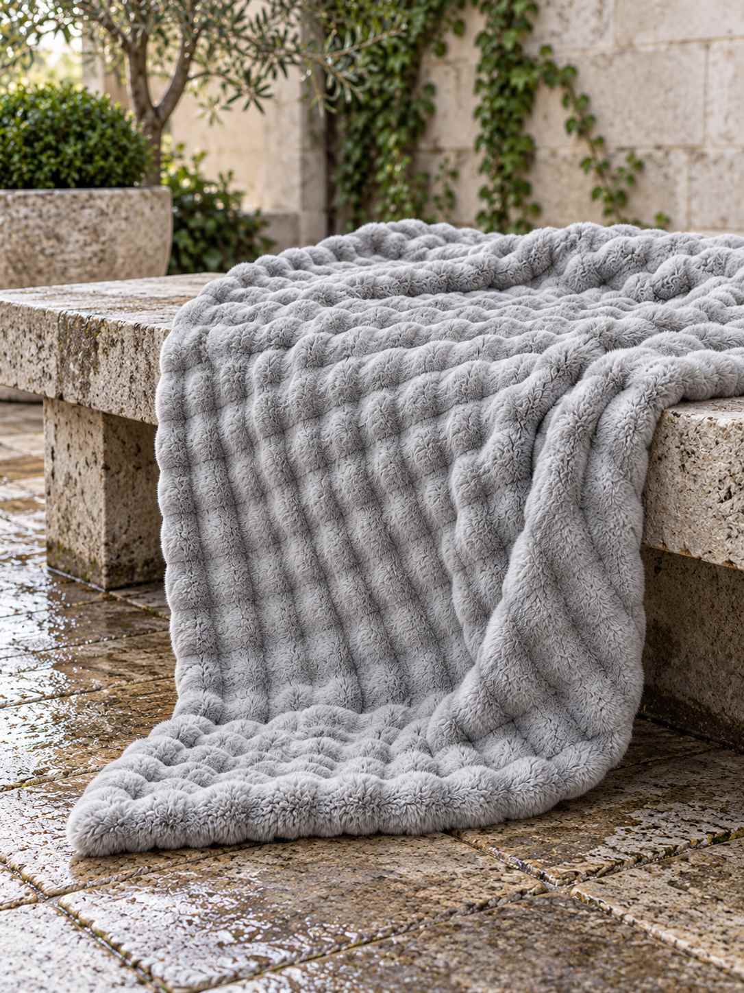 Plaid Nuage Gris clair — posé dans un décor de vie