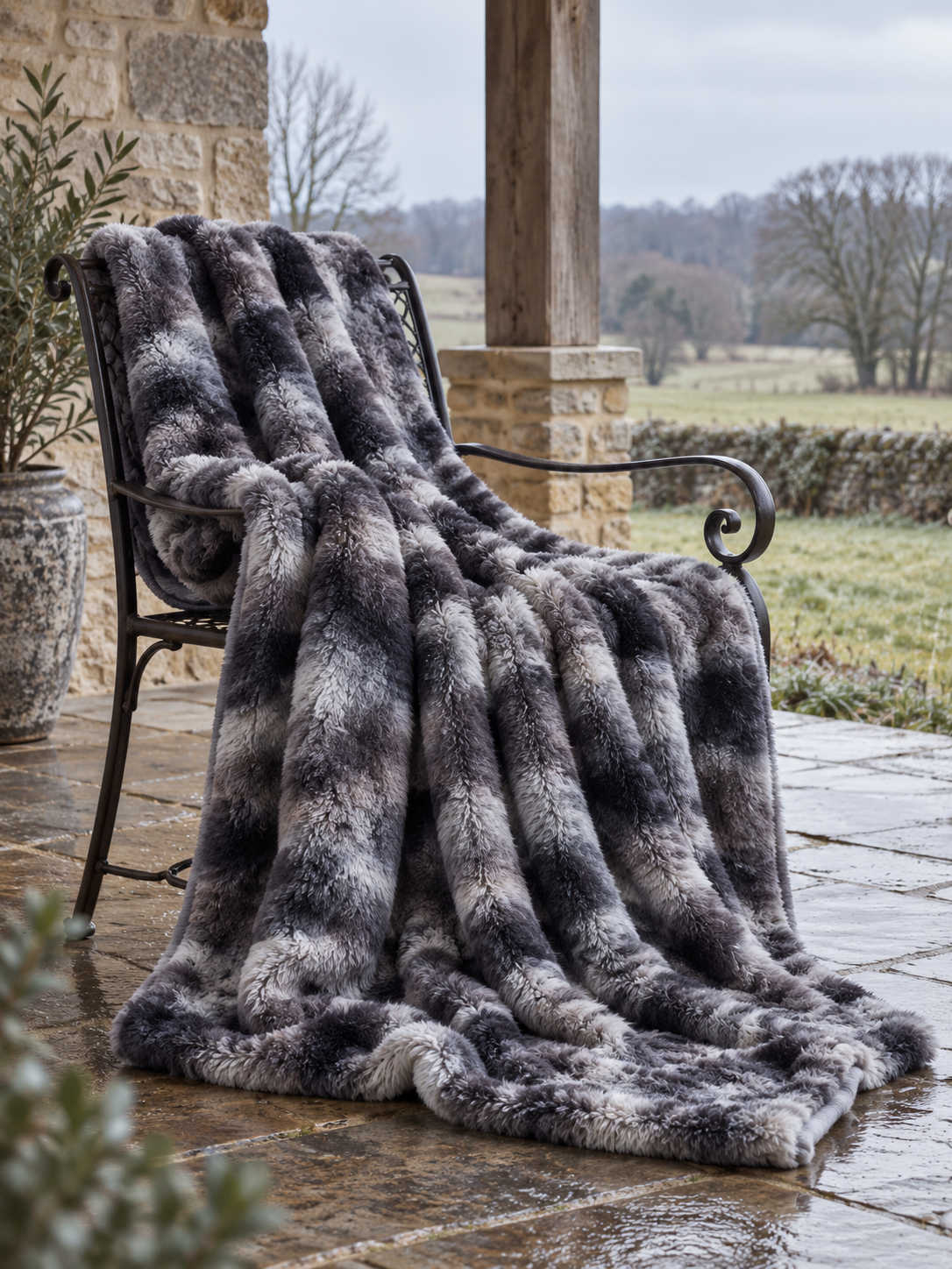 Plaid Nuage Anthracite marbré — posé dans un décor de vie